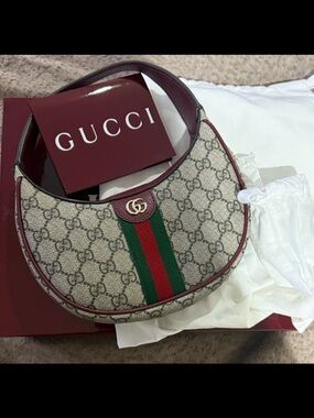 Gucci GG Supreme Canvas Hobo with Red and Green Stripes (LIKE NEW♥️🤎)